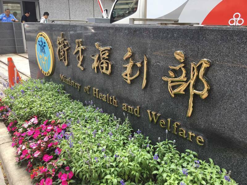 由於社工人力短缺嚴重，將強化薪資補助、留任機制，衛福部已調整社工師國考科目難易度，提升考照率。（資料照）