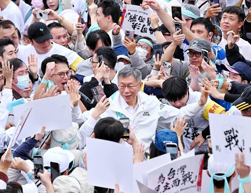 民眾黨29日舉辦「戰！329上凱道討公道」，活動結束後，前民眾黨主席柯文哲與黨主席黃國昌向民眾致意。（資料照）