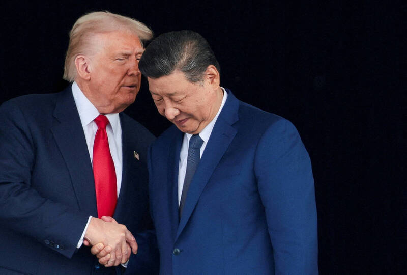 美國總統川普將訪問中國的時程延後至五月，圖為去年在南韓舉行的川習會。（路透檔案照）