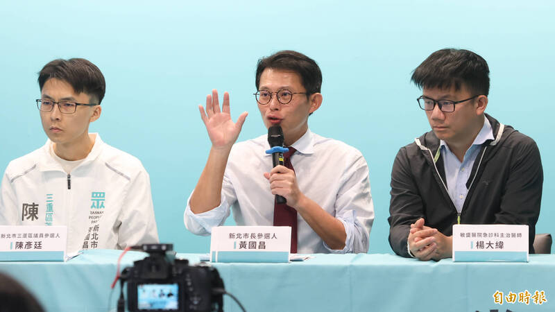 台北地方法院近日公開播送京華城案言詞辯論，錄影內容被黃國昌（中）批評，然而法院組織法是黃擔任立委時主導修法。（資料照）