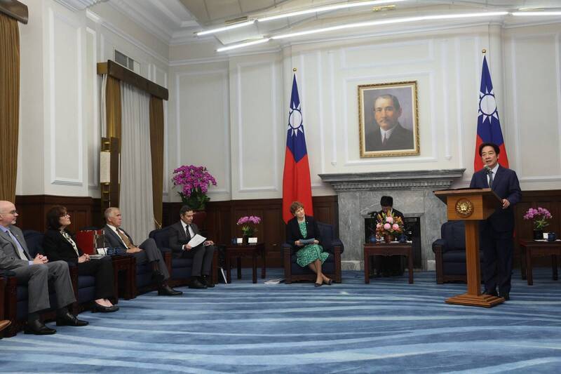 美國聯邦參議院外交委員會民主黨首席議員夏欣（Jeanne Shaheen）及共和黨參議員匡希恆（John Curtis）所率跨黨派參議員訪問團於3月30日凌晨抵台，晉見總統賴清德及我國政府高層。（中央社資料照）
