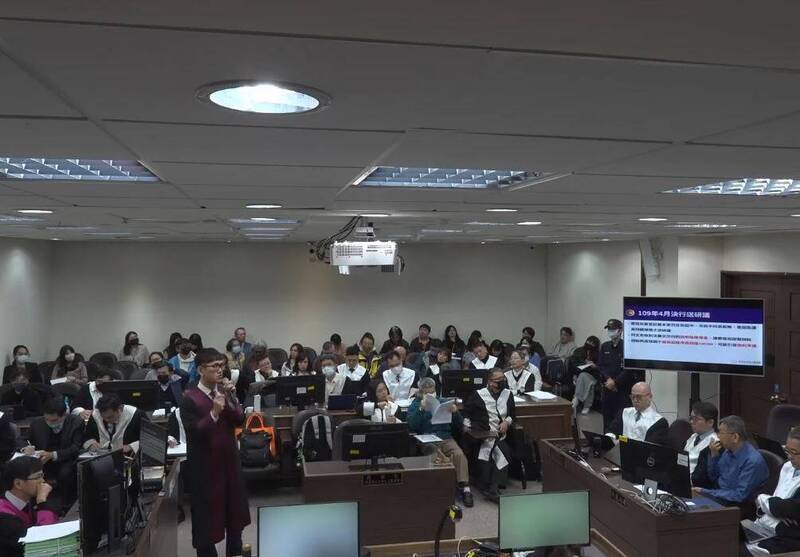 在「廣義自白」作為刑案定罪之依據，此項「但得提出反證，主張其自白非事實」但書之規定，對於被告極為重要；圖為台北地院3月31日首開先例釋出該案法庭公播畫面。（取自台北地院YT）
