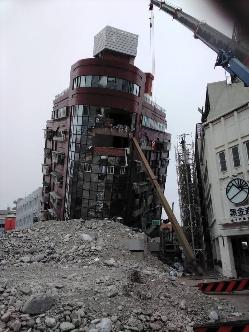 0403強震滿兩週年了。對花蓮而言，這一天不該只是哀悼與紀念，而是一場對城市韌性與縣府治理的嚴峻檢驗；圖為花蓮地震天王星大樓倒塌。（資料照，花蓮地檢署提供）