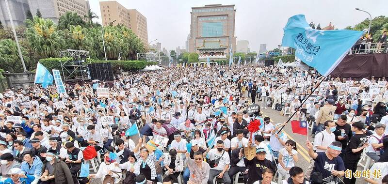 柯文哲與民眾黨建立了一定程度的中間選民基礎，圖為各地小草329「上凱道、討公道」。（資料照）