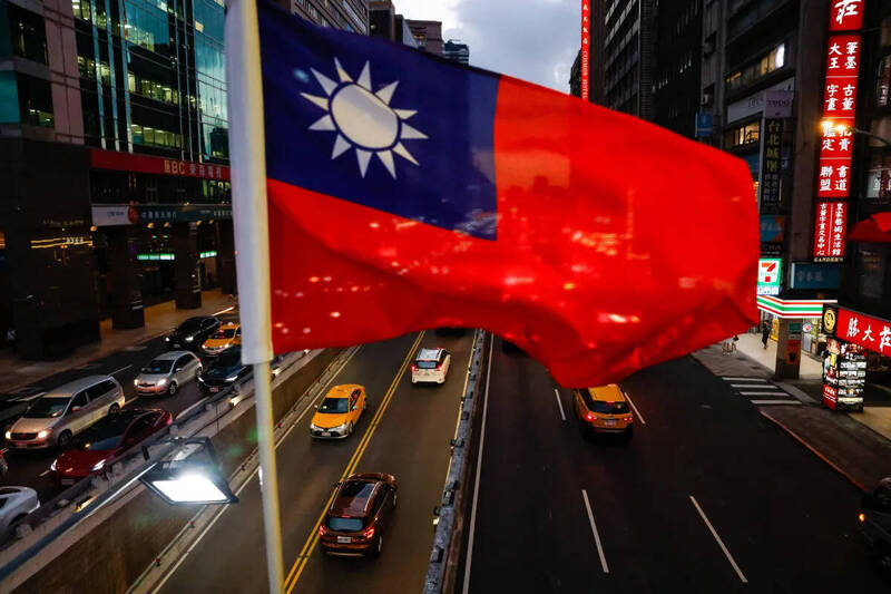 台灣應該走自己的路，擺脫殖民的陰影，確立民主自由的價值，人民真正能當家作主，這樣才是值得探討的方向。（路透社檔案照）