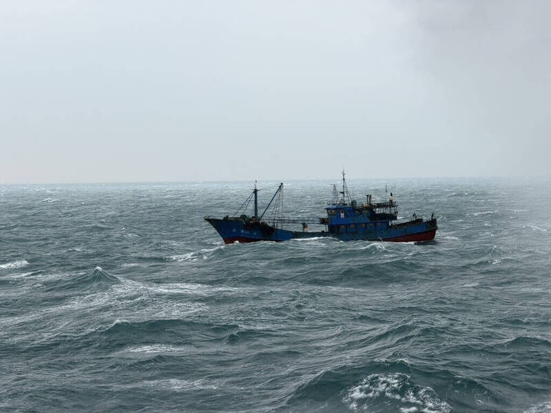 未來的衝突，未必從軍艦開始，可能會從漁船開始。圖為中國漁船出現在台灣中部海域。（資料照，海巡署提供）