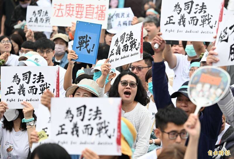 民眾黨支持者（俗稱小草）於3月29日參與「戰！凱道」抗議活動，聲援前台北市長柯文哲。（資料照）