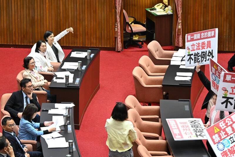 民眾黨對此爭議之處理方式，已不僅是治理失靈，而是顯露對制度風險的消極容忍；圖為面對民進黨立委圍攻「雙重國籍」爭議，李貞秀（左上）比出「倒讚」回擊。（資料照）