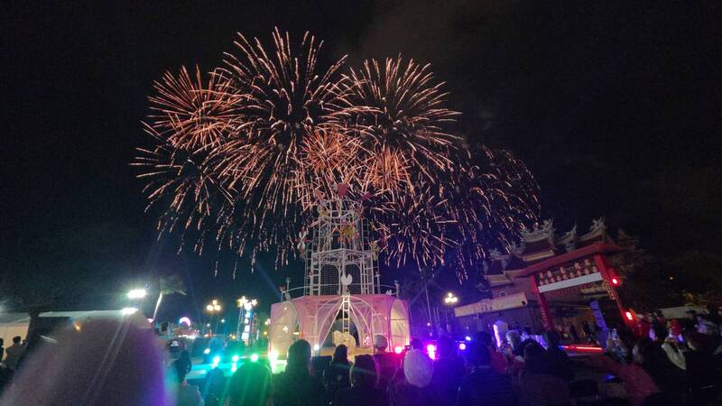 更值得警惕的是，花蓮正逐漸形成一種錯誤的發展慣性，縣府傾向以短期的熱鬧感，掩蓋長期治理的不足；圖為太平洋燈會主燈花現奇蹟搭配400秒煙火燃放。（資料照）