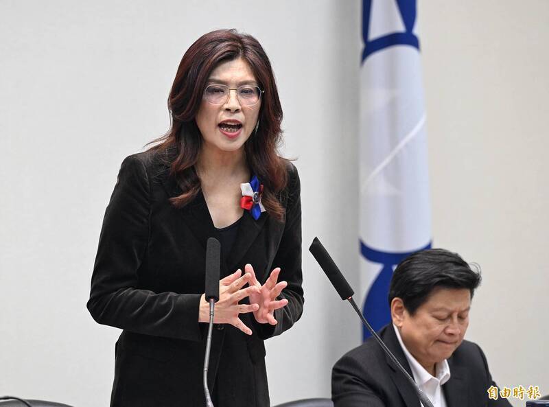 國民黨主席鄭麗文（左）所代表的政治路線，正是這種系統性弱化的加速器。（資料照）