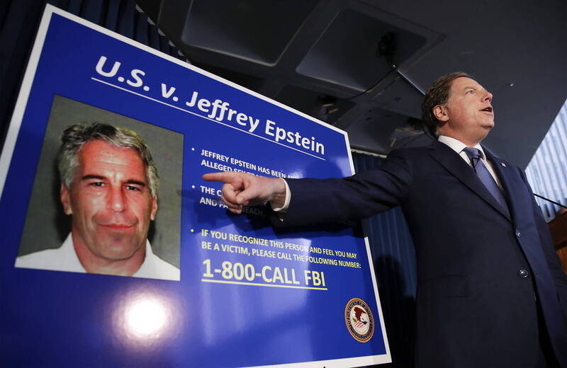 美國司法部日前分批公開已故淫魔富豪艾普斯坦（Jeffrey Epstein）的犯罪檔案。（歐新社檔案照）