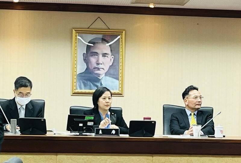 她的政治存續邏輯不是「我要保住黨內信任」，而是「我要保住這個位置本身」；圖為國民黨籍召委廖先翔突離席，李貞秀竟坐上主席台主持議事。（資料照）