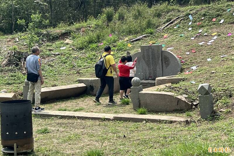 父母親會在掃墓期間跟晚輩傳達長輩們過去如何犧牲自己，照顧他們的歷程，還有親子之間相處的點點滴滴；示意圖。（資料照）