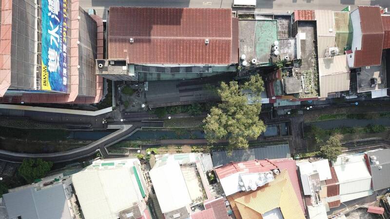 蔡金木宅具有低技術、可複製、可維護的設計，展現出高度「日常韌性」的特色；圖為蔡金木宅空拍圖。（台灣人權促進會提供）