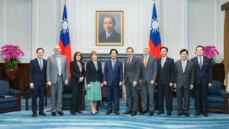 美國聯邦參院外交委員會民主黨首席議員夏欣（左4）及共和黨參議員匡希恆（右5）率跨黨派議員訪台，並會見總統賴清德。（總統府提供）