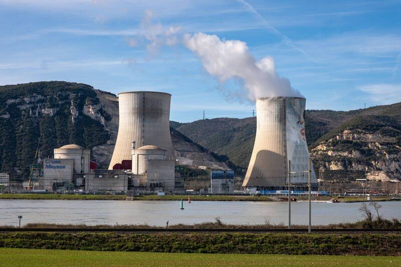 因為烏俄戰爭，歐盟最新規定，若能證實某核電廠對環境不會有明顯危害，那麼這個核電廠在「過渡期」內，可以被認為是合乎永續的經濟活動。圖為法國電力公司營運的克魯阿斯核電廠。（彭博檔案照）
