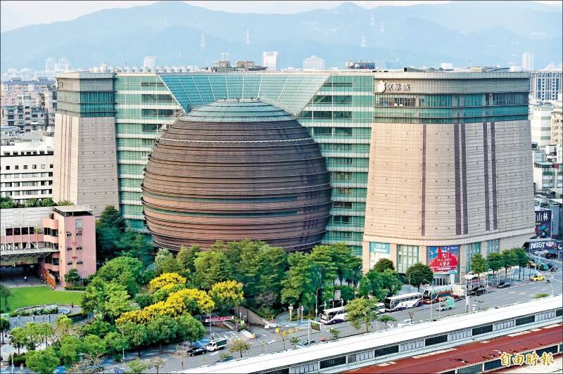 京華城購物中心2020年拆除重建，市政府給予建商「額外容積獎勵」。（資料照）
