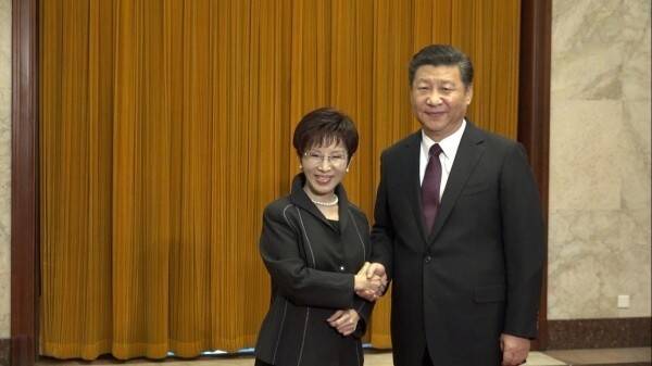 2016年訪中的洪秀柱（左），代表的是已同時失去行政及立法優勢的國民黨。（資料照，國民黨提供）