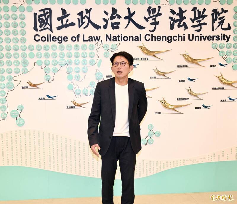 政治大學學生會3月12日舉行「政治進入大學3.0」系列講座，邀請民眾黨主席黃國昌發表專題演講。接受媒體聯訪時，僅有一名記者表示因公司要求而提問，問完後現場一片靜默。（資料照）