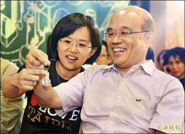 蘇貞昌（右）於1997至2004年擔任升格前的台北縣長，她的女兒（左）立委蘇巧慧今年代表民進黨參選新北市長。（資料照）