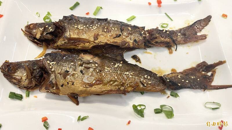 筆者憶起過往軍訓時碰到過一個沒有餐桌禮儀的人，只要中晚餐是魚肉類的好料，他一定會先大口掃光，才開始吃飯；示意圖。（資料照）