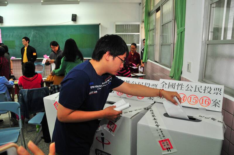 2018年公投案數暴增，中選會未充分評估投票時間與動線負荷，導致近四成投票所延後投票，甚至出現「邊開票邊投票」的重大瑕疵。（資料照）