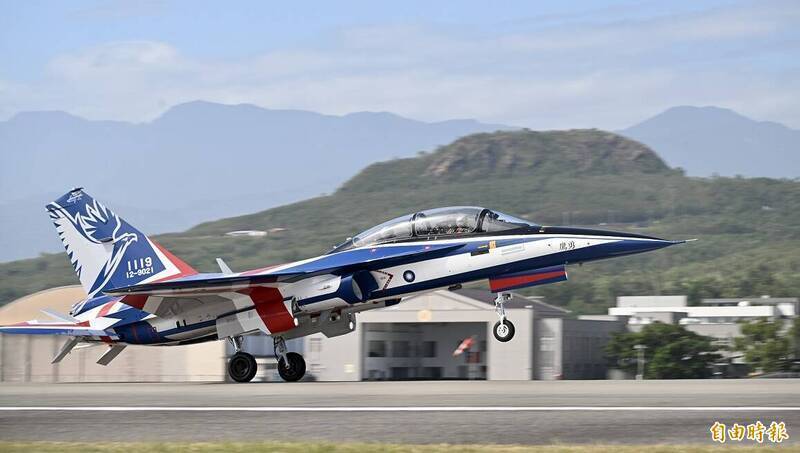 目前我國主力高教機AIDC T-5「勇鷹」（圖），在性能上雖成功銜接F-16V，但其設計本質仍延續上一代的訓練哲學。（資料照）