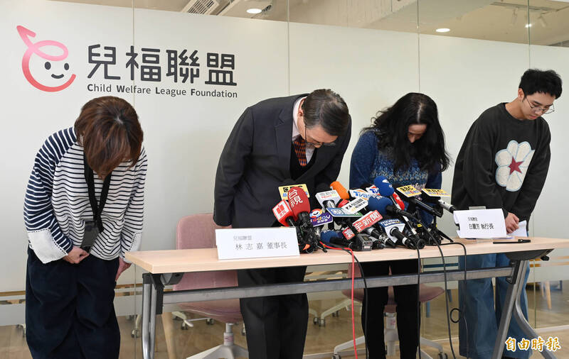 兒福聯盟規定社工均需參與所安排之兒童虐待及辨識相關課程。圖為2024年兒福聯盟董事長林志嘉（左二）、執行長白麗芳（右二）等人公開道歉。（記者田裕華攝）