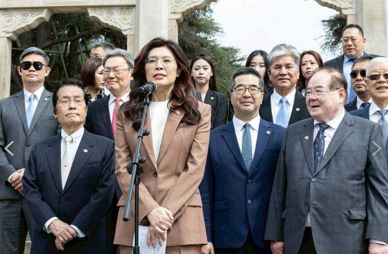 鄭麗文在中山陵發表演說，試圖拉攏蔣渭水、林獻堂等抗日先賢的歷史光環，將國民黨訪中塑造為承襲孫文遺志的「和平使命」。（取自國民黨官網）