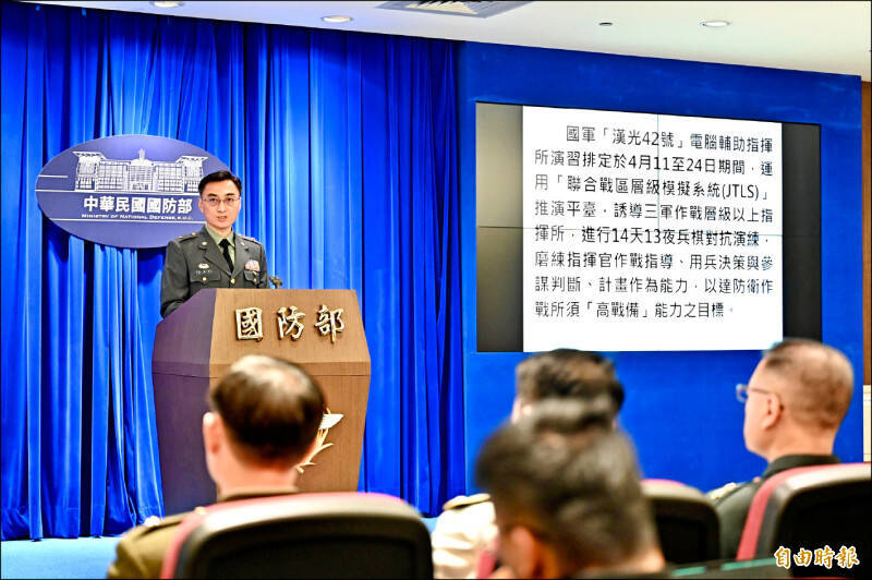 國防部近日宣布，國軍「漢光四十二號」電腦兵推於4月11日至24日舉行。圖為作計室聯合作戰處處長董冀星少將回應媒體提問。（資料照）