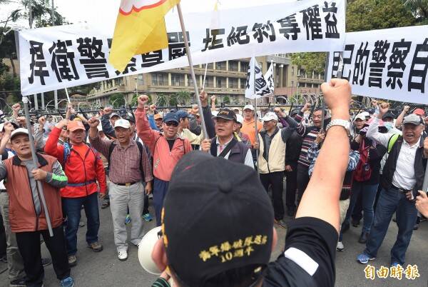 2018年年金改革，退休給付縮減、未來不確定性增加，同時民間部門薪資持續提升，公職的相對吸引力明顯下降。圖為民眾抗議年金改革。（資料照）