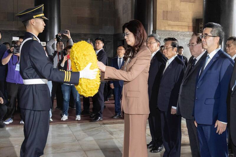 鄭麗文率團謁陵，祭文以民國紀年開頭，收尾卻落在「共創和平，寶島神州」。（美聯社檔案照）