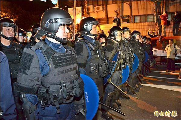 政黨輪替民進黨執政之後，鎮暴警察部隊改為維安警力部署，不再視陳抗民眾為暴民。圖為鎮暴警力。（資料照）