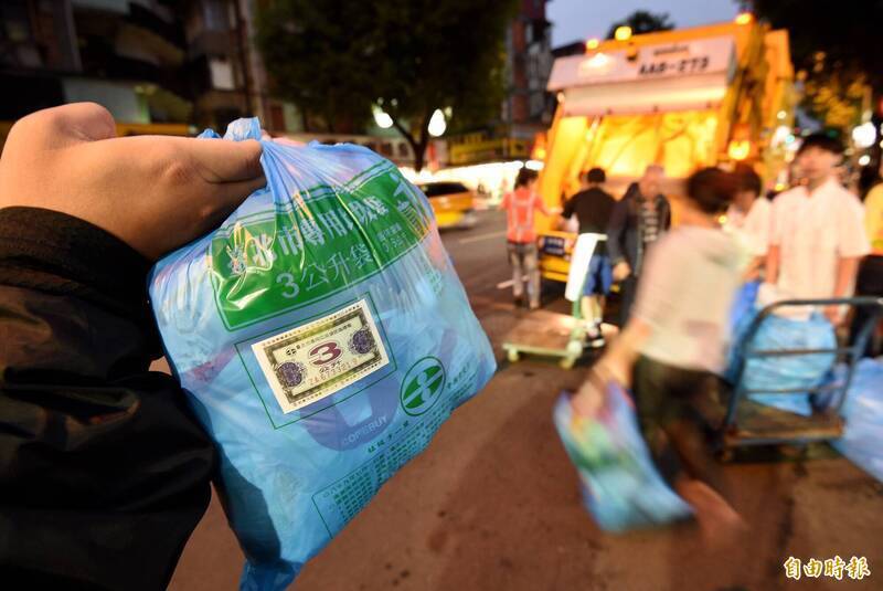 受中東情勢衝擊，台灣近期傳出塑膠袋缺貨潮，民眾跑好幾家才買得到。（資料照）
