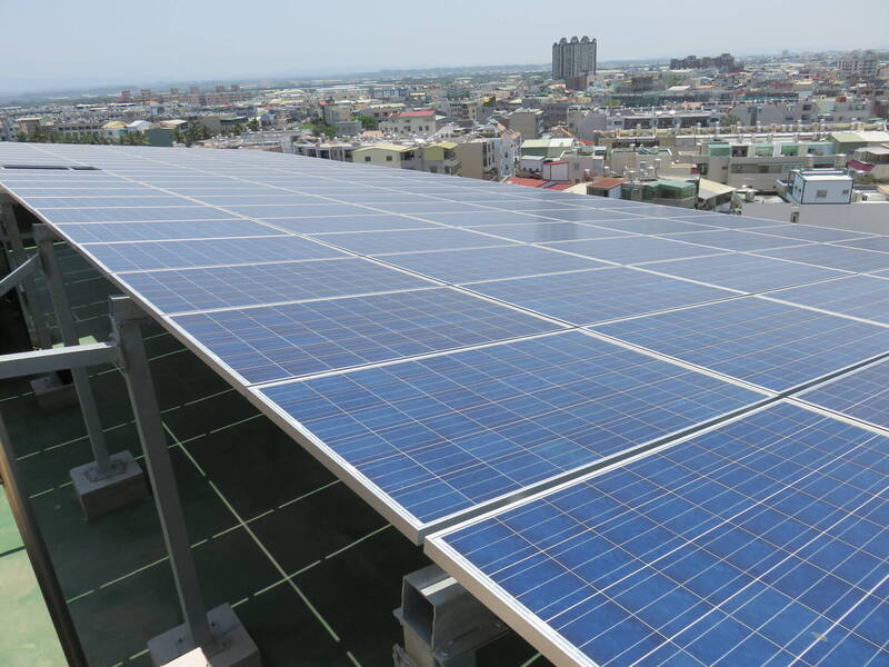 台南市太陽光電總裝置容量達901MW，每日可發約304萬度電。圖為屋頂型太陽光電。（資料照，台南市府提供）