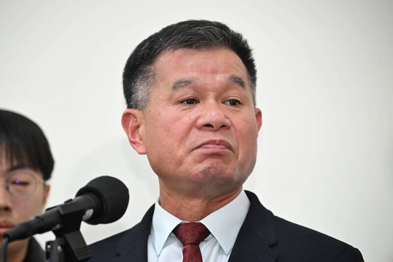 國防部戰規司長黃文啟面對立法院近乎無限輪迴式的質疑，最後哽咽掩面。（資料照）