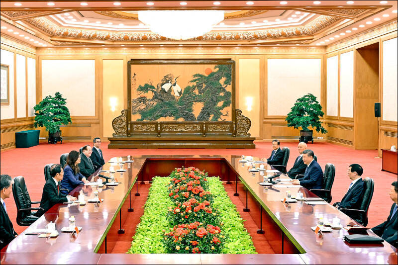 鄭麗文拋棄了國民黨的「各自表述」，轉而採用與北京高度一致的語言，圖為國共兩黨會談。（美聯社檔案照）