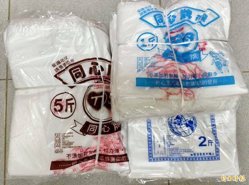近期受全球石化供應鏈波動影響，市場出現塑膠袋價格調漲及供貨不穩定情形，尤其包裝生鮮的「內袋」漲幅更高。經濟部因此推出平價塑膠袋專案，會優先生產「內袋」，並規劃1週內供貨。（資料照）