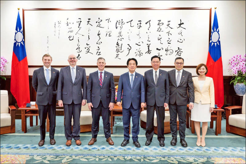 總統賴清德日前接見美國聯邦參議員班克斯（左3）訪問團，感謝班克斯等三十七位跨黨派參眾議員聯名致函，表達對台灣強化國防的支持。（總統府提供）