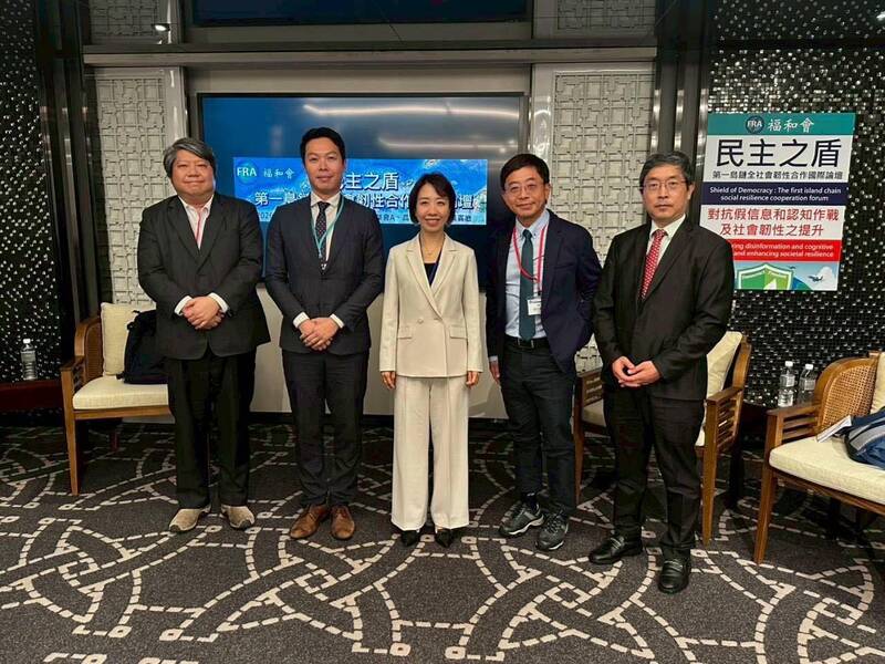 資安學者李忠憲（右2）4月11日於晶華酒店演講，題為《數位社會守門人》。（取自李忠憲臉書）