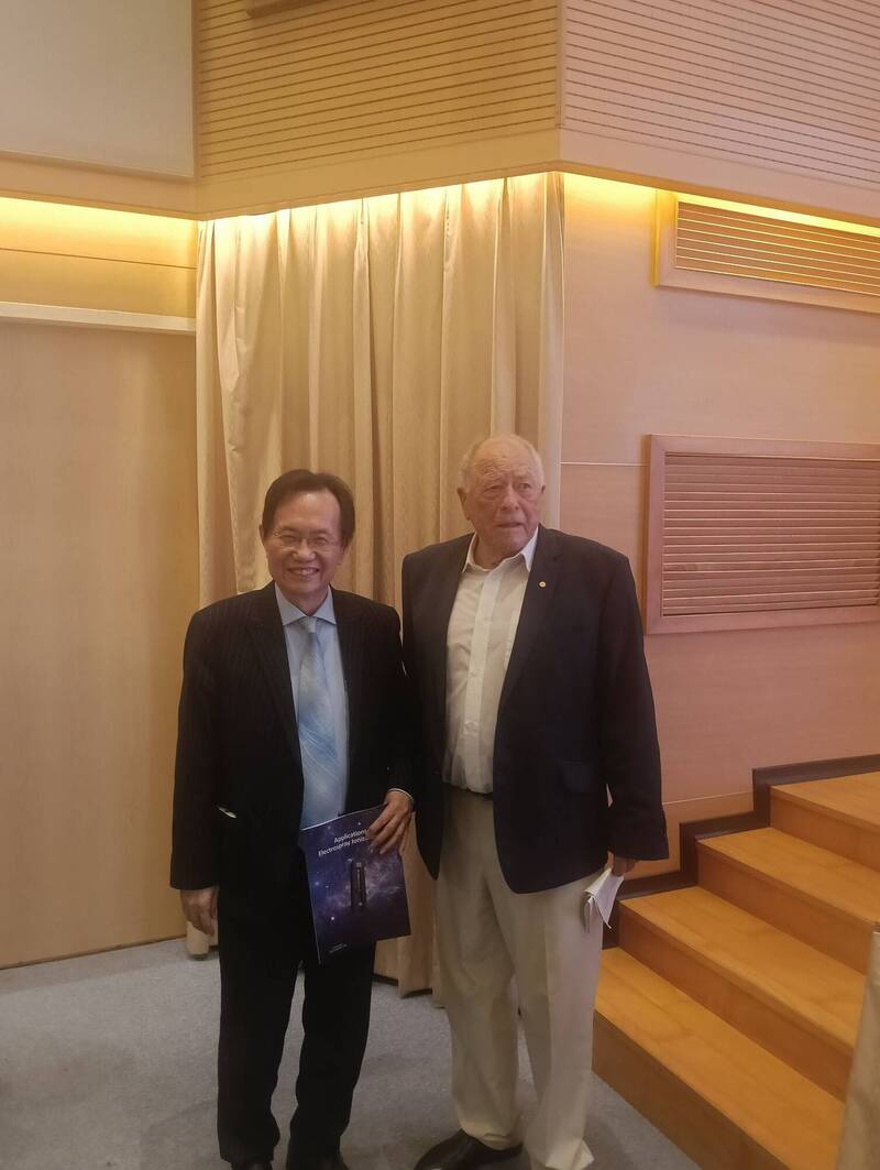 筆者與諾貝爾化學獎得主Prof. Kurt Wüthrich合影。（作者提供）