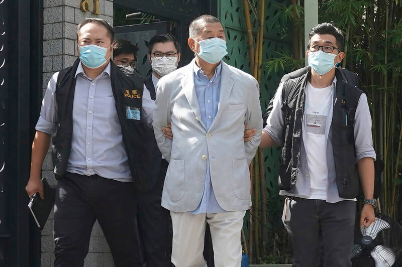 香港壹傳媒創辦人黎智英被判3項國安罪名成立；圖為黎智英此前被押往法院應訊資料照。（美聯社檔案照）