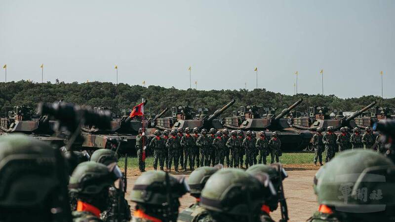 隨著國軍第二支接裝單位正式成軍，M1A2T艾布蘭主力戰車不再只是軍購清單上的項目；圖為陸軍584旅舉行聯兵一營換裝M1A2T戰車成軍典禮。（軍聞社提供）。