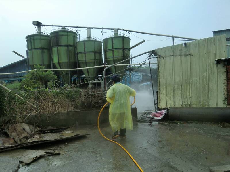 定期清洗畜舍、加強大門與場內通道消毒，切勿購買來源不明的動物進入場內。（資料照，宜蘭縣動植物防疫所提供）