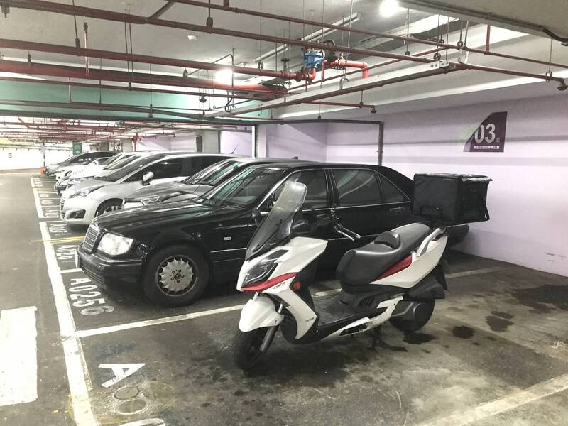 依法重機應停放於汽車停車格；示意圖。（資料照）