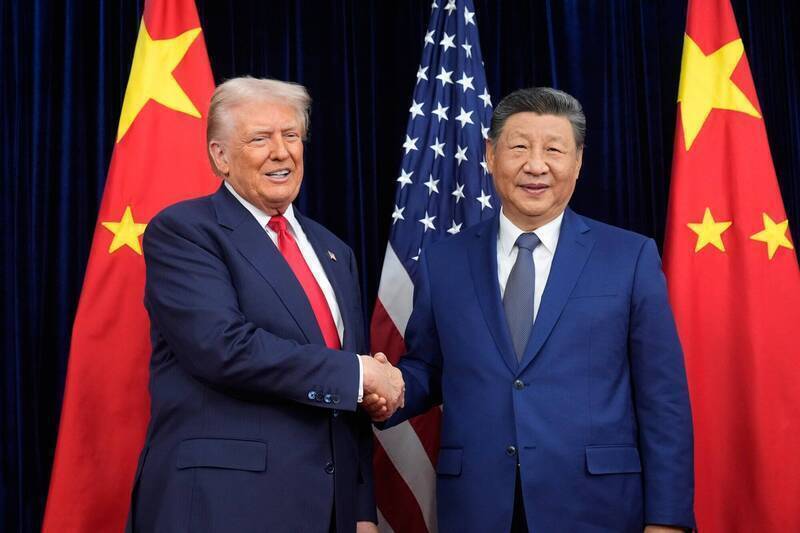 川習會也將登場。台灣該擔心的是北京把對台要求包進整體交易。圖為美國總統川普2025年在南韓跟中國領導人習近平會面。（美聯社檔案照）