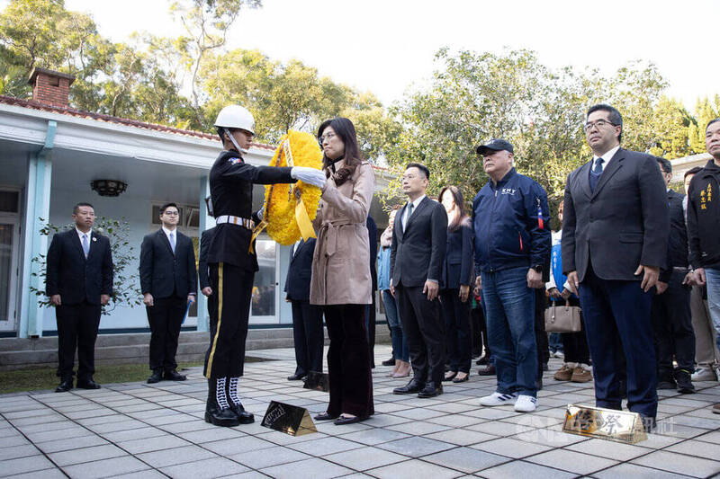 國民黨主席鄭麗文1月率黨部人員出席前總統蔣經國逝世38週年紀念謁陵，代表獻花、鞠躬敬禮。（中央社資料照）