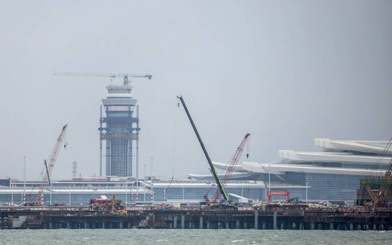 中國近期拋出「金廈共用新機場」的誘餌，想透過基礎設施的軟性擴張，達成軍事與政治的雙重併吞。圖為廈門翔安機場。 （法新社檔案照）