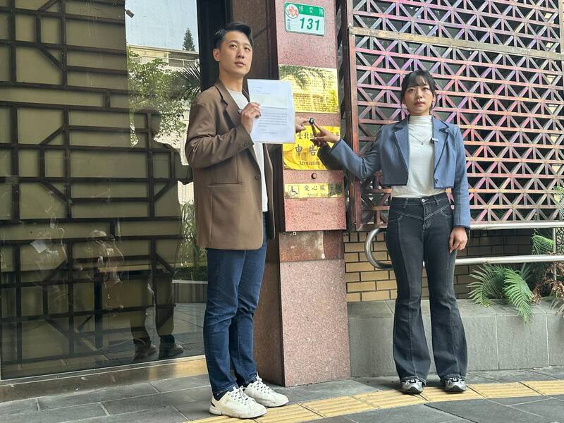國民黨台北、新北市議員擬參選人楊智伃、鄧凱勛認定管碧玲涉犯洩漏交付國防秘密等罪，日前前往台北地檢署進行告發。（資烙照）