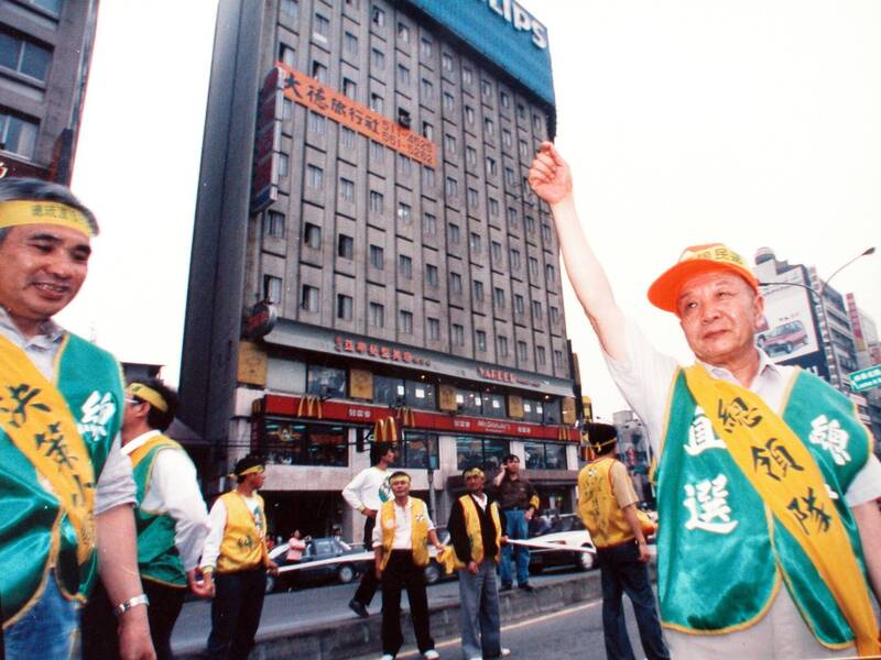 1992年4月19日，民進黨前主席黃信介（右）帶領群眾鎮守台北街頭，發下豪語表示 ：「打死不退」。（取自貼文）